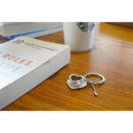 Privjesak za ključeve Šalica kave i zlatna žlica - Coffee Cup & Golden Spoon